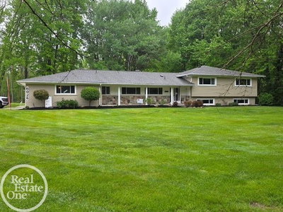 Homes for sale in Bloomfield Township, MI